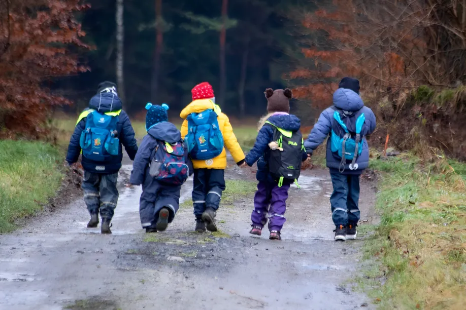 Kinder in einem Garten